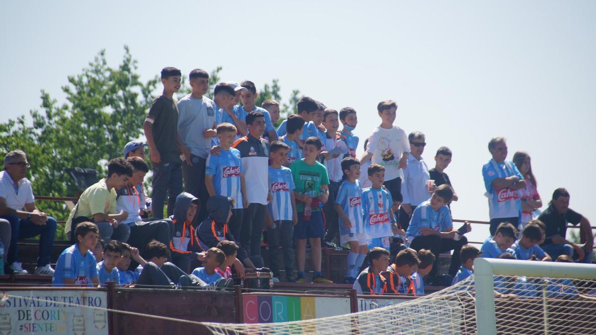 Aficionados del Coria durante el partido de este domingo.