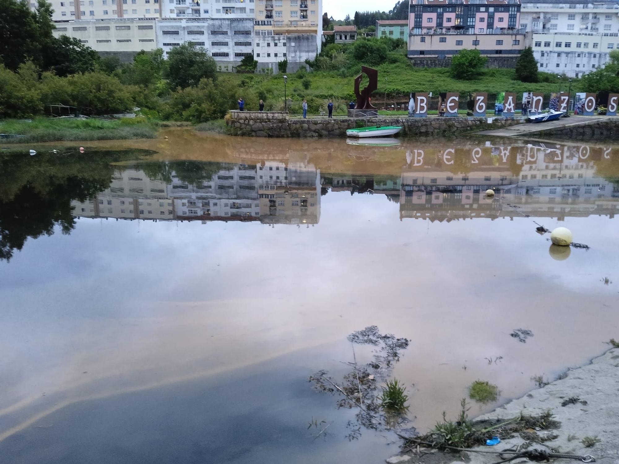 Vertido en Betanzos en la desembocadura del río Pelamios