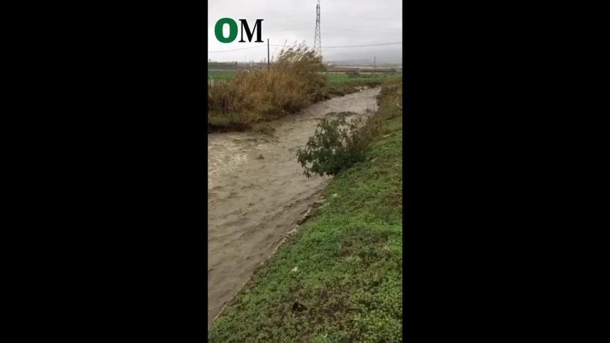 Espectacular rescate de un conductor en Torre del Mar