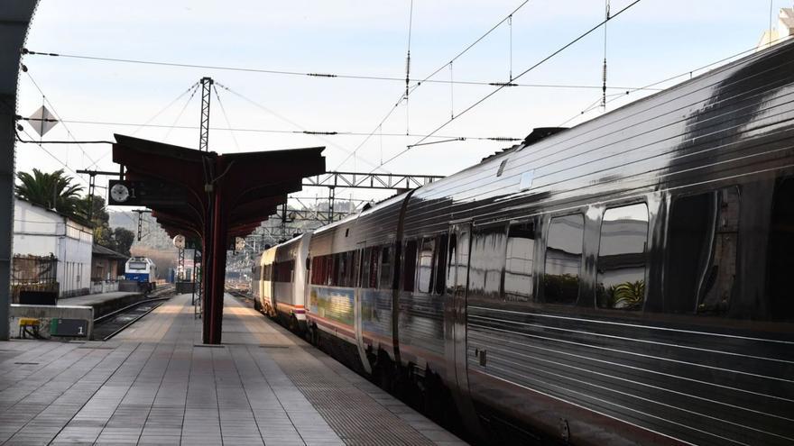 Usuarios del tren reivindican el Cercanías para la comarca y aseguran que existe demanda