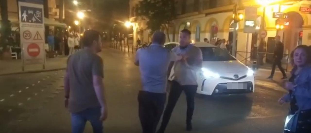 Conato de pelea entre taxistas en el puerto de Ibiza