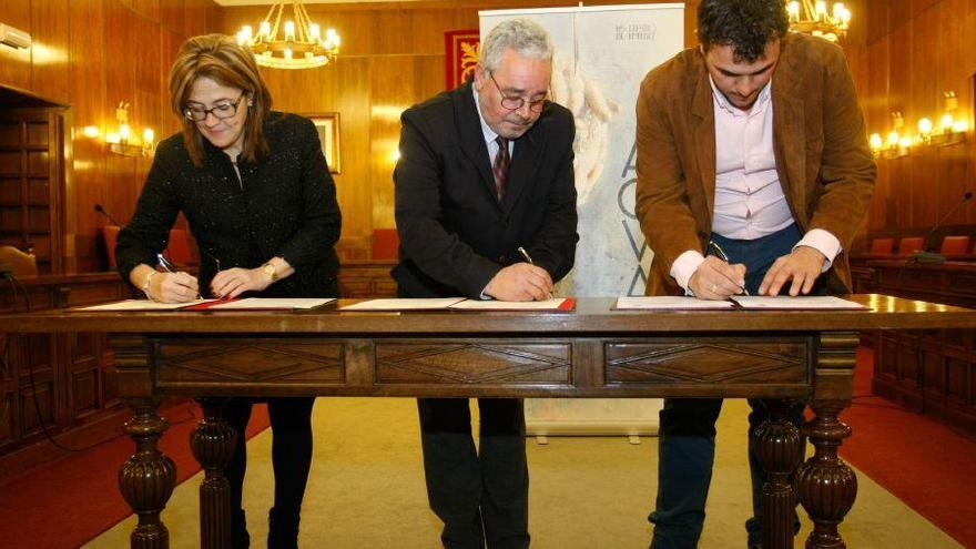 Los representantes de las tres instituciones firman un protocolo de colaboración.