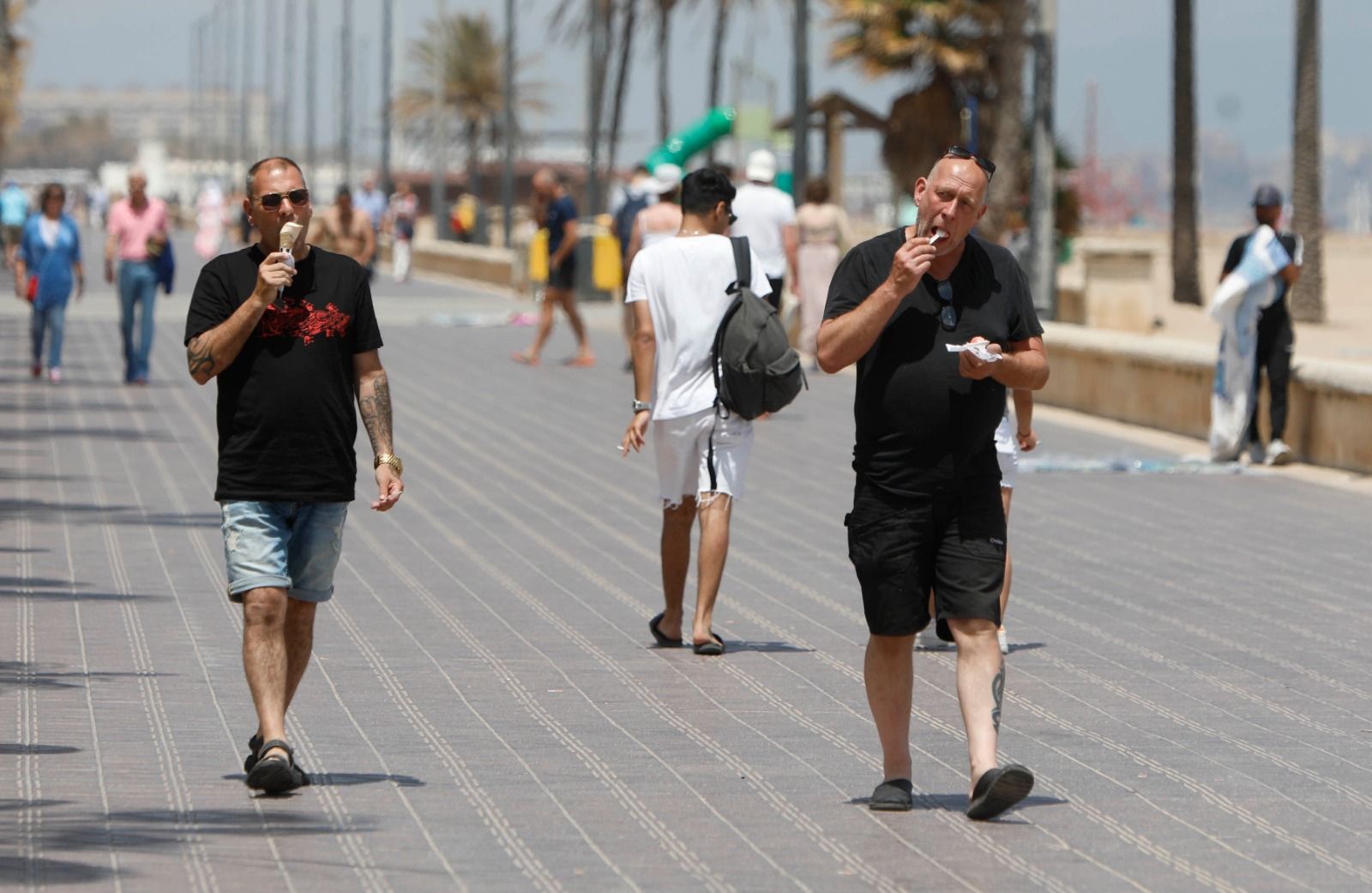 El calor llena la playa de la Malvarrosa