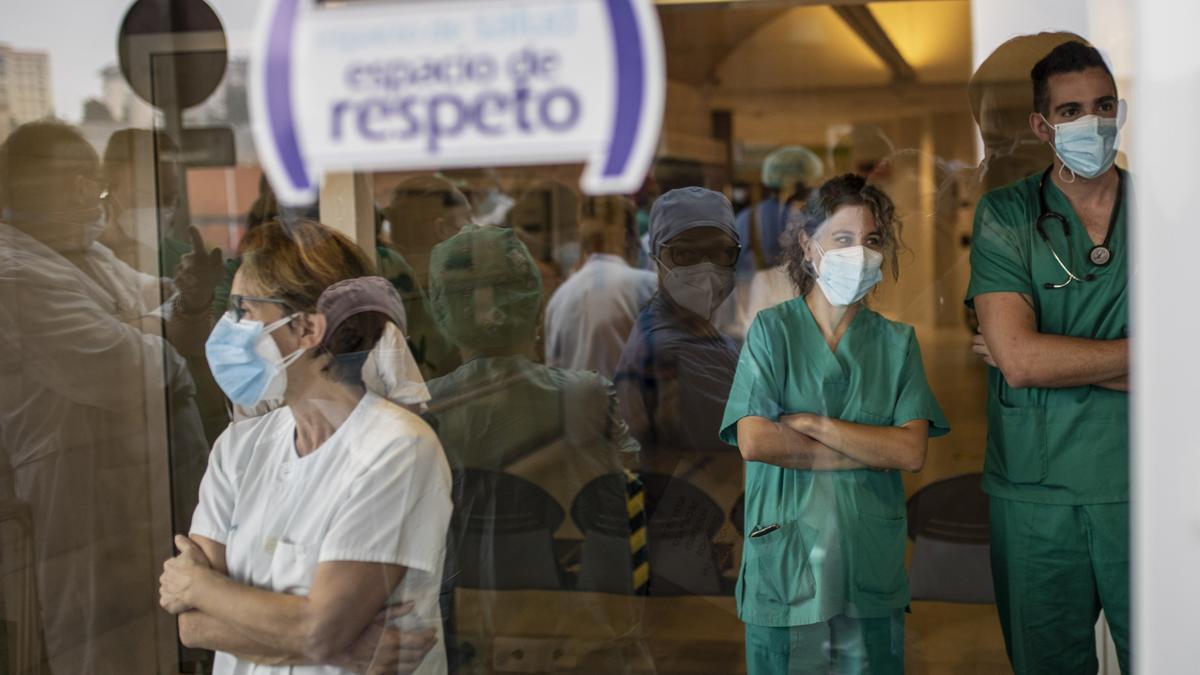 Sanitarios, junto a un cartel de concienciación contra las agresiones a los profesionales, en Zamora