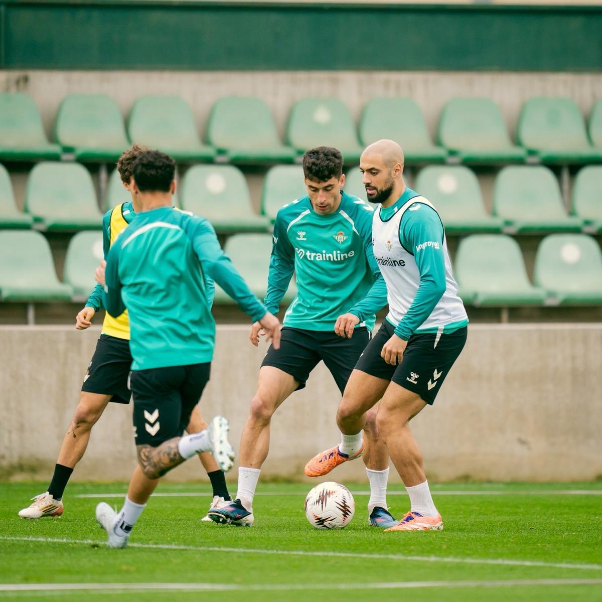 Sofyan Amrabat, durante un entrenamiento con el Real Betis Balompié tras su lesión