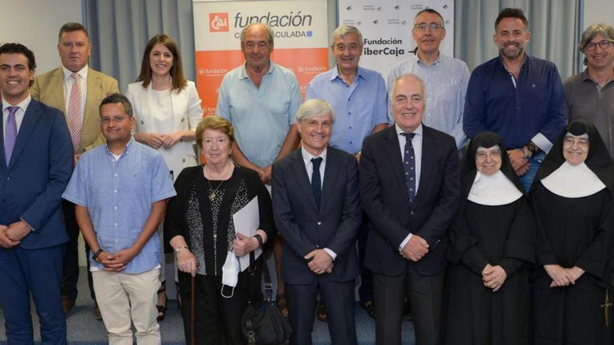 Representantes de las asociaciones y de ambas entidades tras la entrega de convenios en el Centro Ibercaja Teruel.