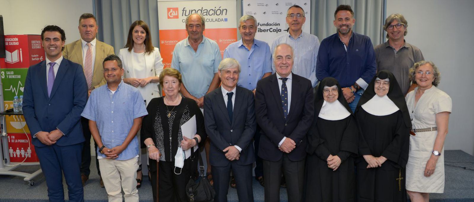 Representantes de las asociaciones y de ambas entidades tras la entrega de convenios en el Centro Ibercaja Teruel.
