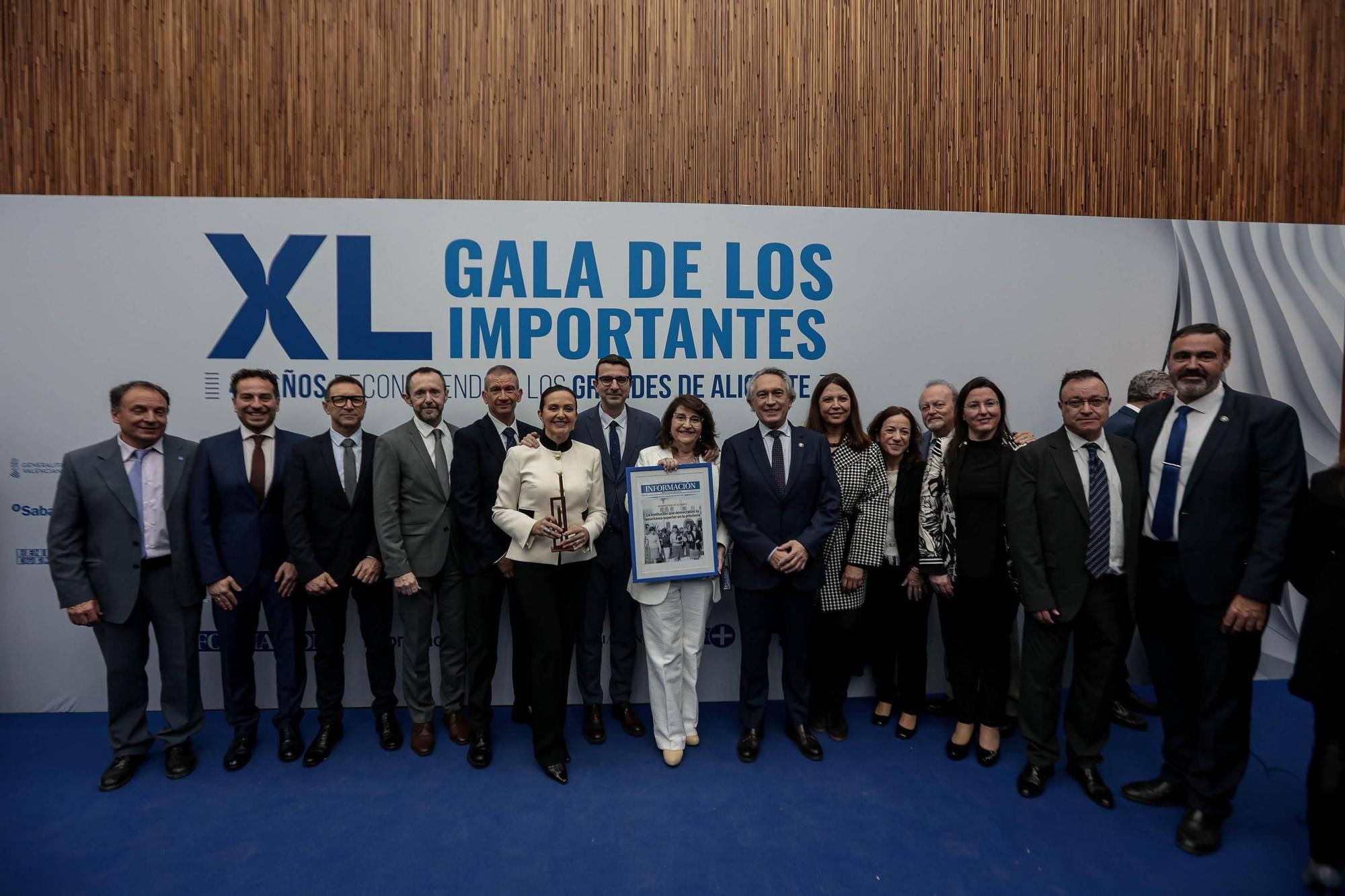 Los profesores y vicerrectores de la UA Jaume Ferrer, Raúl Ruiz, Julio Mora, Ángel Sánchez, Juan Llopis, Yolanda Bustos, Luis Martínez, la rectora, Amparo Navarro; Juan Mora, Rosabel Roig, Carmen Vives, José Miguel Sempere, Rosa María Martínez, Josep Ochoa y Salvador Ivorra.