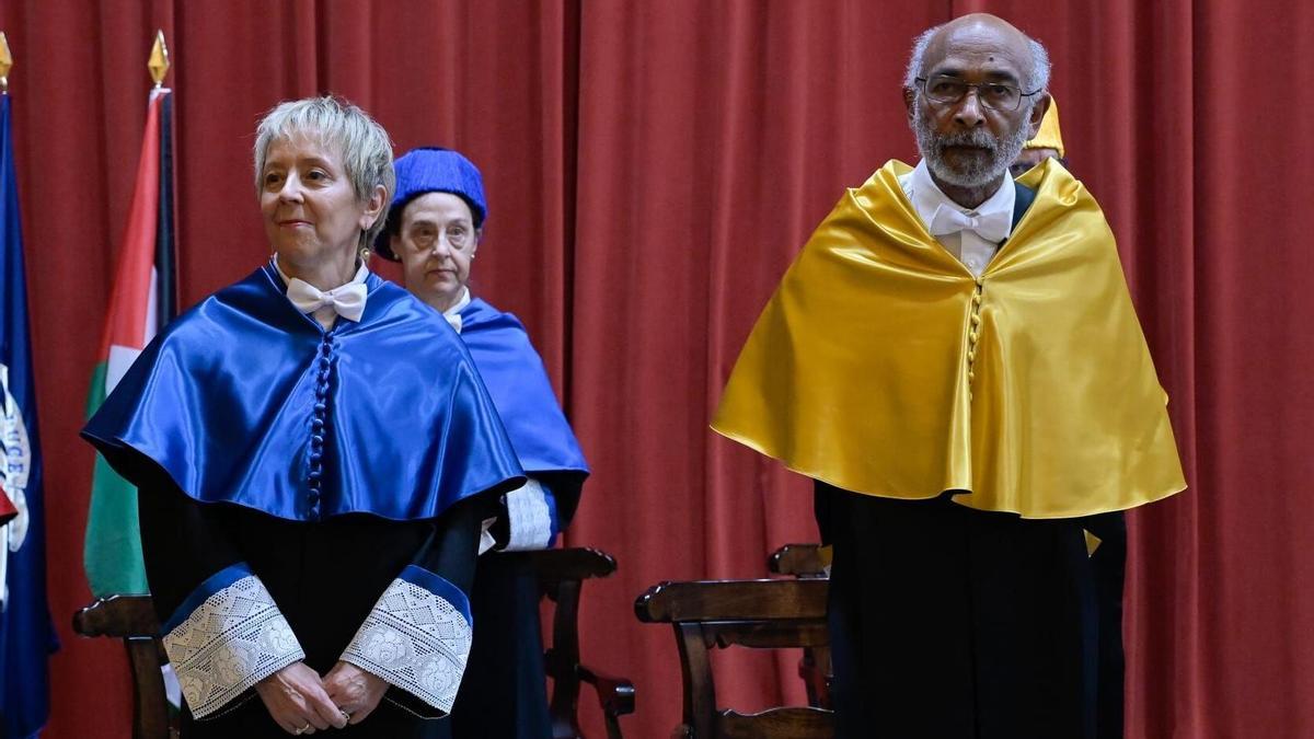 Marisol Soengas y Emery Neal Brown durante la investidura 'honoris causa'.