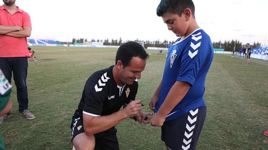 Paco García le firma la camiseta a un aficionado tras el amistoso contra La Roda.