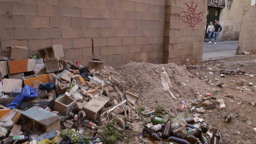 Un solar anexo al centro de salud Santa Faz-Ayuntamiento acumula basura y causa molestias a los vecinos