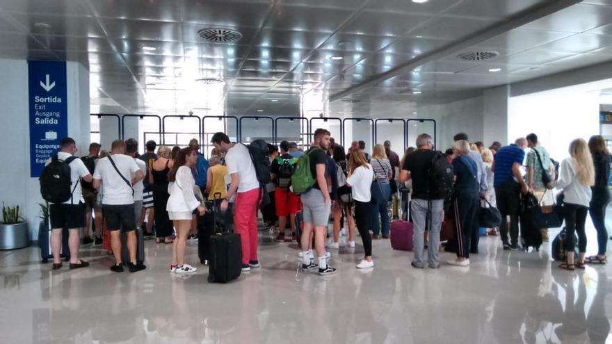 Desconvocada la huelga en el control de pasaportes del aeropuerto