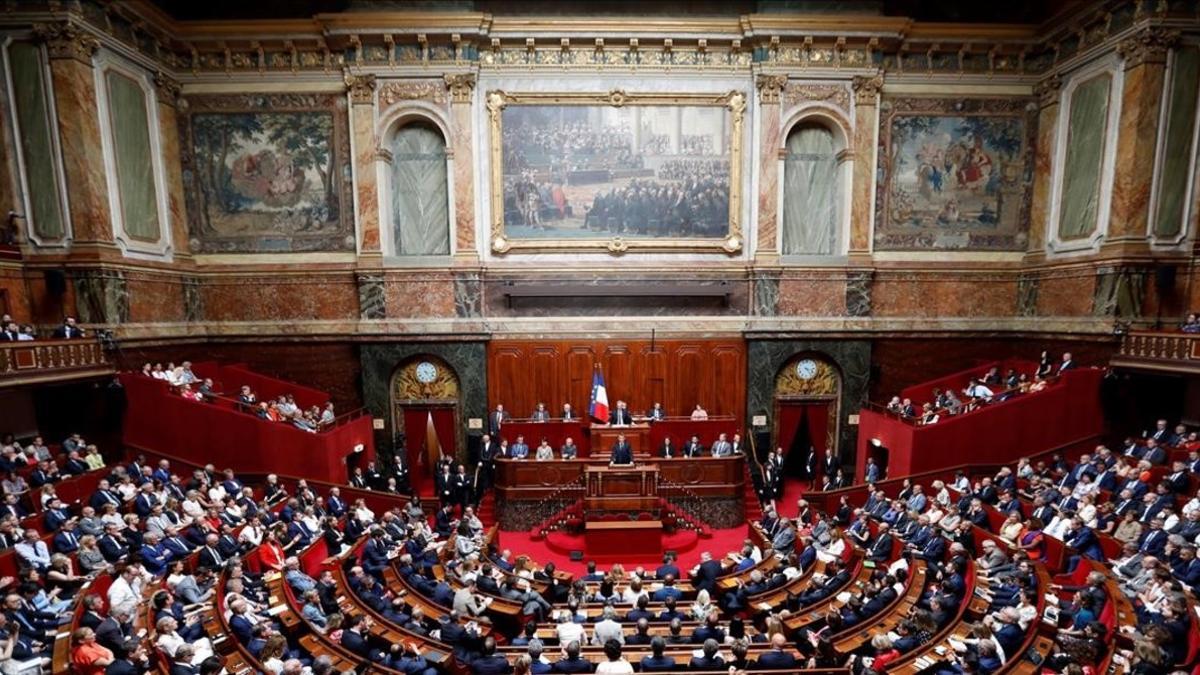 Vista del Congreso de Versalles con Macron en la tribuna.