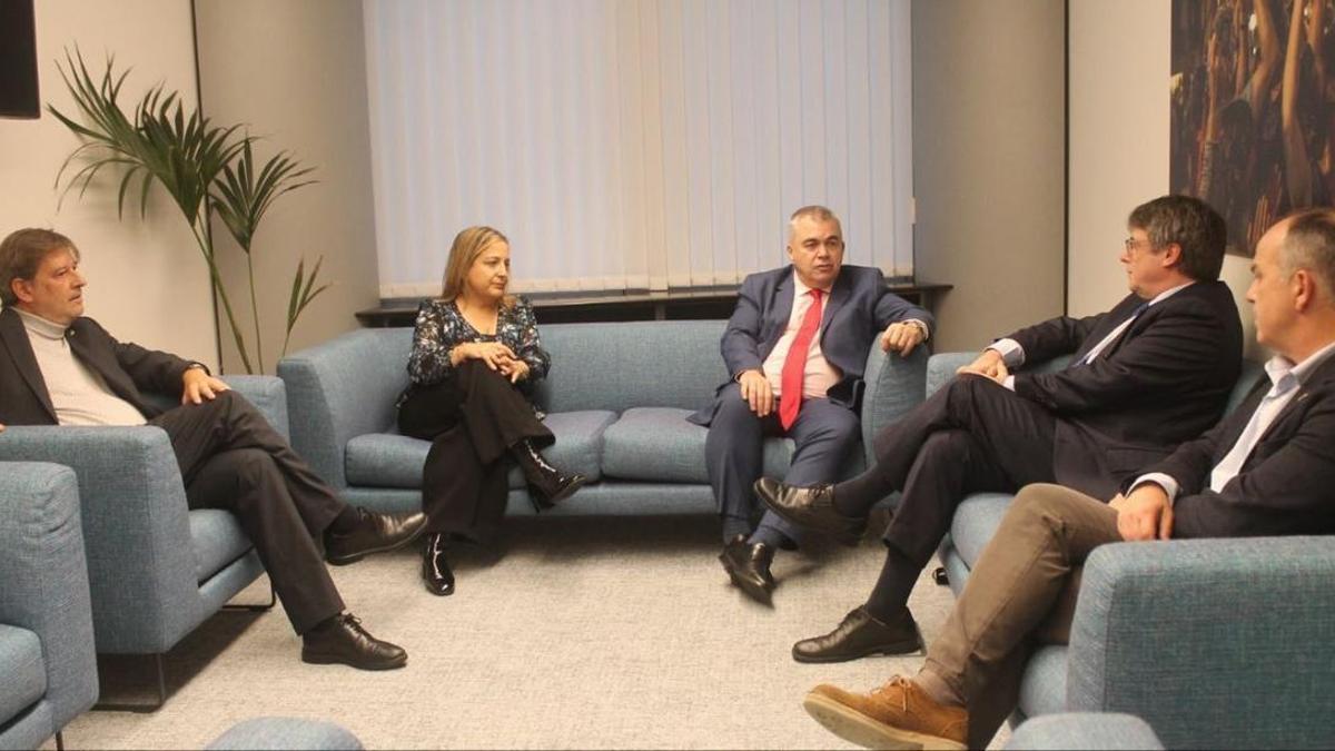 Reunión entre el expresident Carles Puigdemont y el secretario de organización del PSOE, Santos Cerdán.