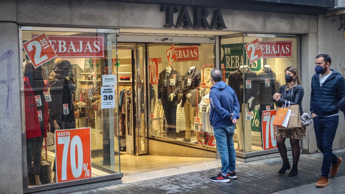 Un hombre espera en la puerta de un establecimiento, en Badajoz, en los primeros días de reapertura en enero