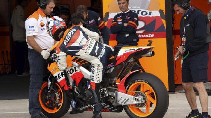 El piloto español Dani Pedrosa (Honda) en boxes durante los entrenamientos oficiales de MotoGP del Gran Premio de Francia, que se llevan a cabo en el Circuito de Le Mans (Francia).