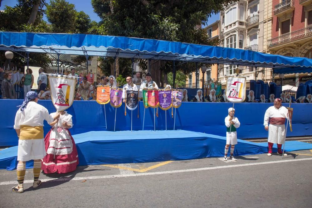 El Desfile de Entrega de Premios culmina con la entrega de más de 600 galardones a hogueras y barracas