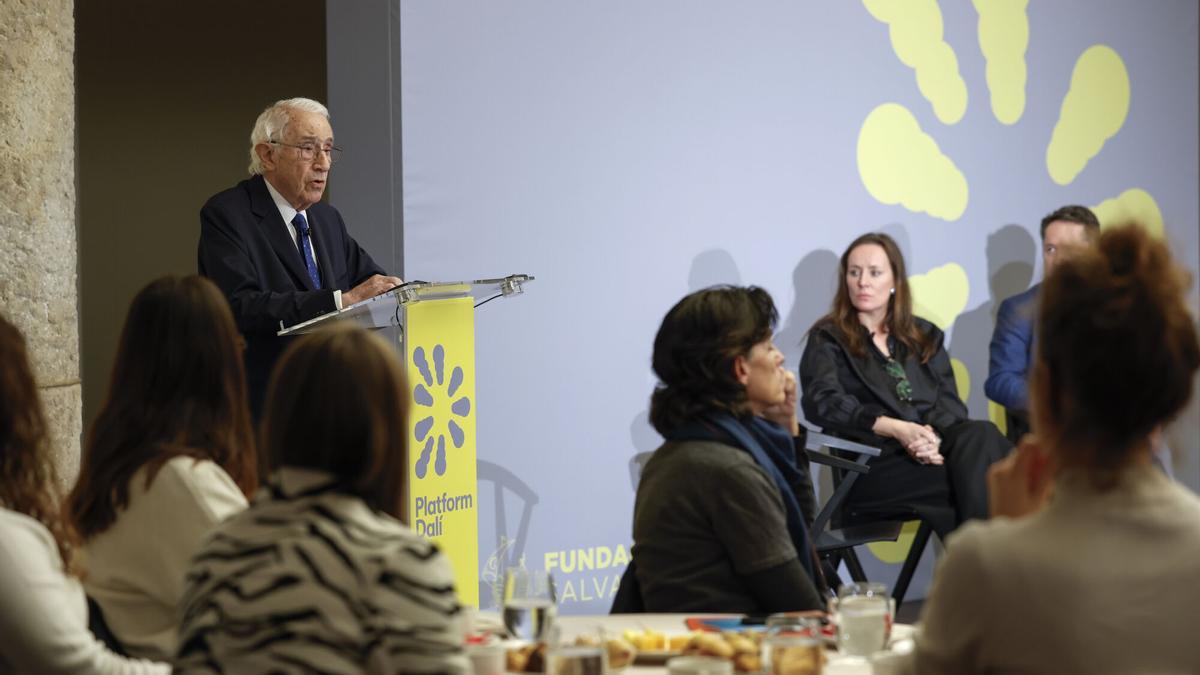 El presidente de la Fundació Gala-Salvador Dalí, Jordi Mercader (2d), el director del Instituto Max Planck de Óptica Cuántica, Ignasi Cirac (i), la directora de Platfform Dalí (2i) y la artista mexicana Tania Candani (d) durante la presentación de Platform Dalí, un programa que nace con la voluntad de conectar redes de artistas y de científicos para explorar nuevas formas de comprender el mundo.