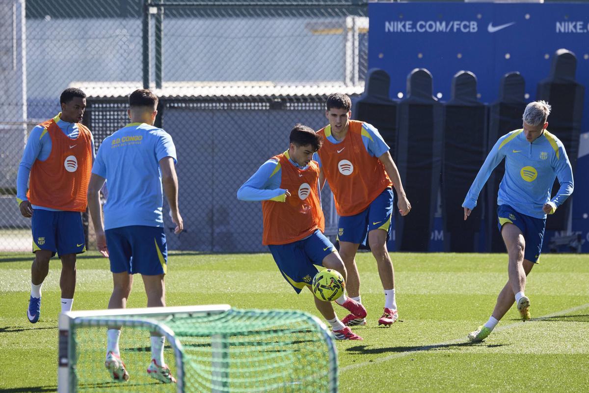 Pedri, con el balón, en la sesión del sábado.