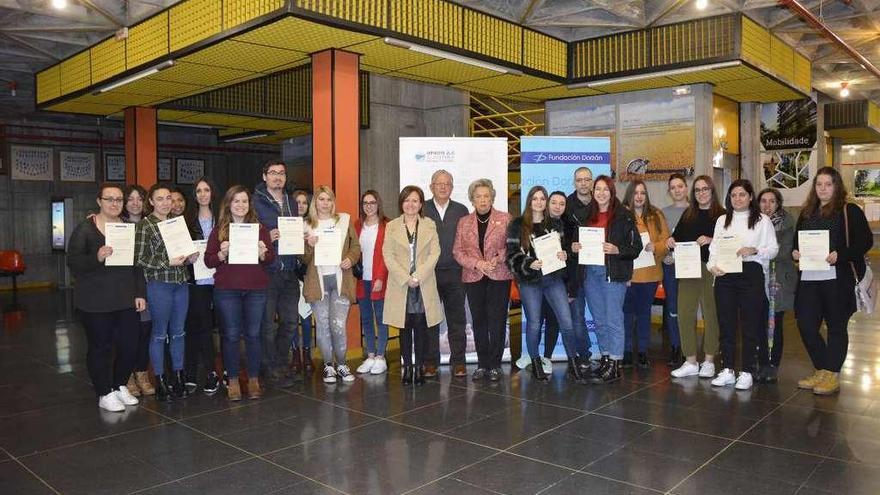 Profesores y alumnos tras la entrega de los diplomas. // I.Osorio