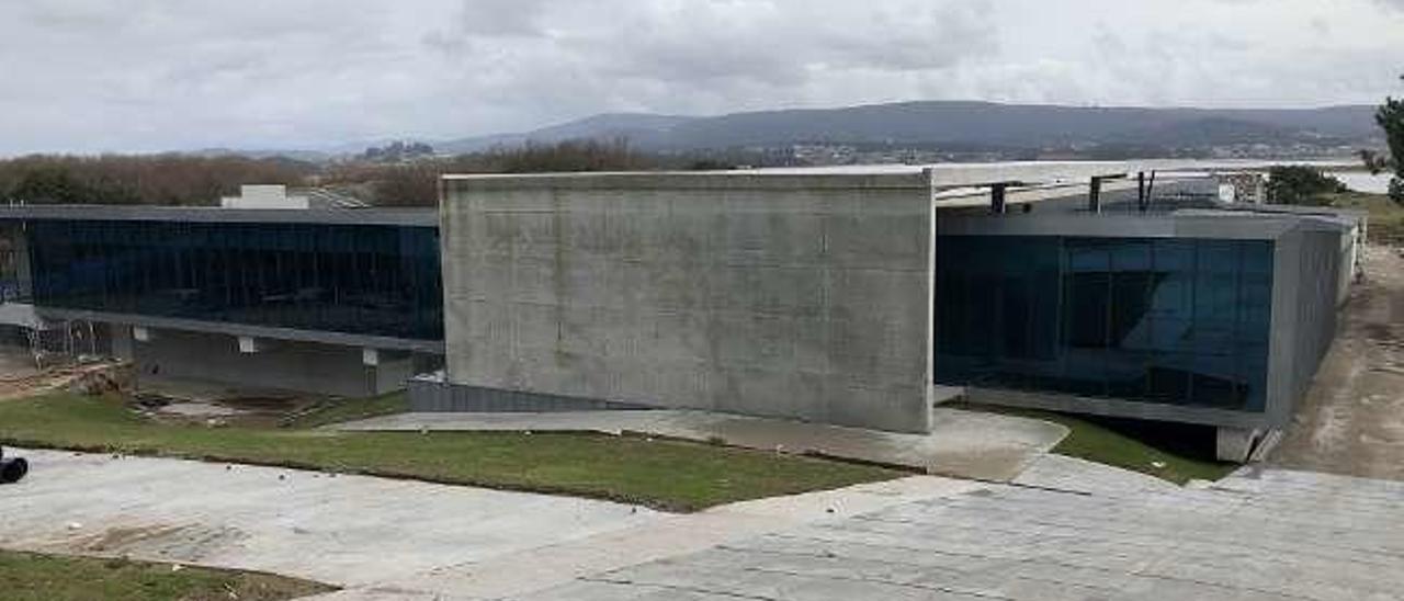 Foto tomada ayer que muestra los cambios introducidos en la misma piscifactoría para crear Pescanova Biomarine Center. // Muñiz