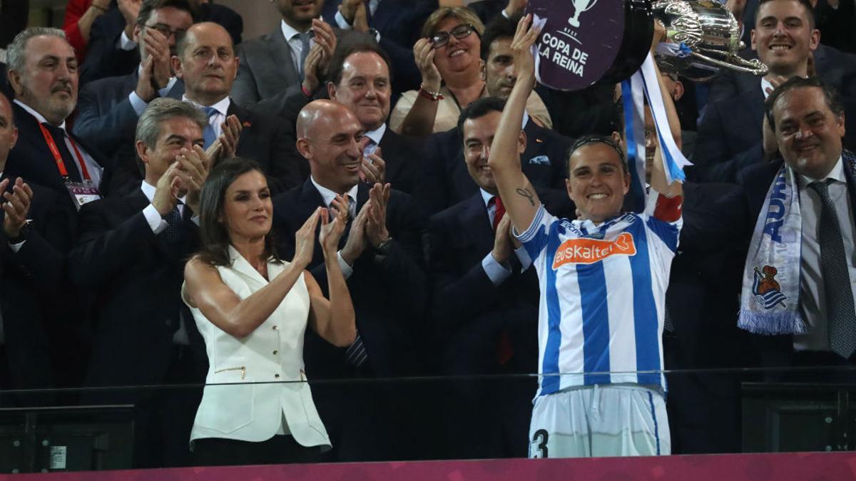 La Real Sociedad se ha convertido en campeona de la Copa de la Reina por primera vez en su historia y ha recibido el trofeo de manos de la reina Letizia