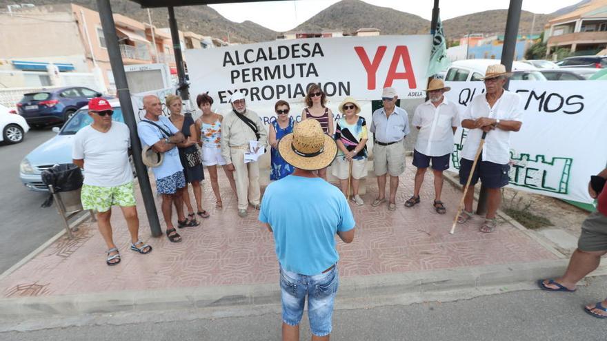 Integrantes de la Asociación para la Defensa del Entorno Natural reclaman un nuevo centro para los vecinos de La Azohía.