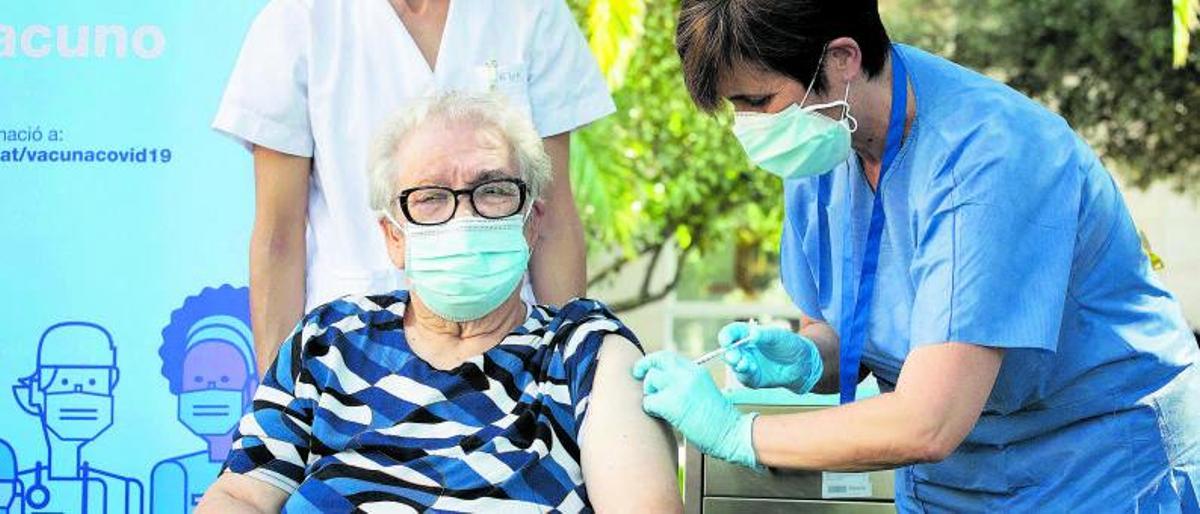 La tercera dosis en residencias, aún sin fecha. Fuentes de Sanidade señalaron ayer que todavía aún no hay fecha para la administración de la tercera dosis de vacuna a los usuarios de las residencias de mayores, dado que están planeando el proceso. Cataluña lo inició ayer. En la imagen, la gallega Josefa Pérez, primera persona vacunada en Cataluña contra la COVID-19, ayer, al recibir la tercera dosis, en Hospitalet de Llobregat. Josefa, emocionada, le dijo a los periodistas que espera cumplir los 90 años “comiendo caldo gallego”, aunque añadió que también le gusta mucho la escudella catalana “y el pan con aceite”. | EL PERIÓDICO