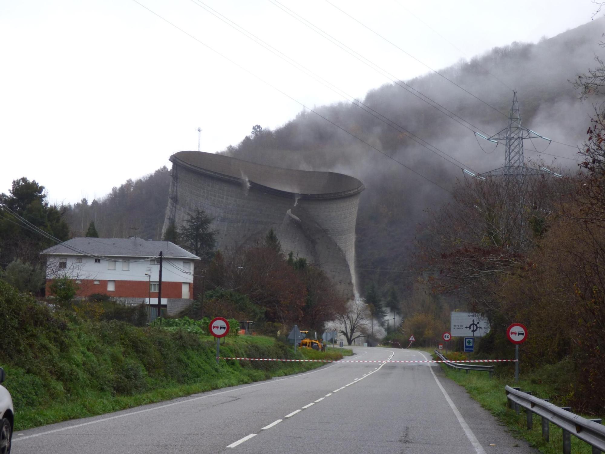 En imágenes: La voladura de la torre de refrigeración de la central térmica del Narcea.