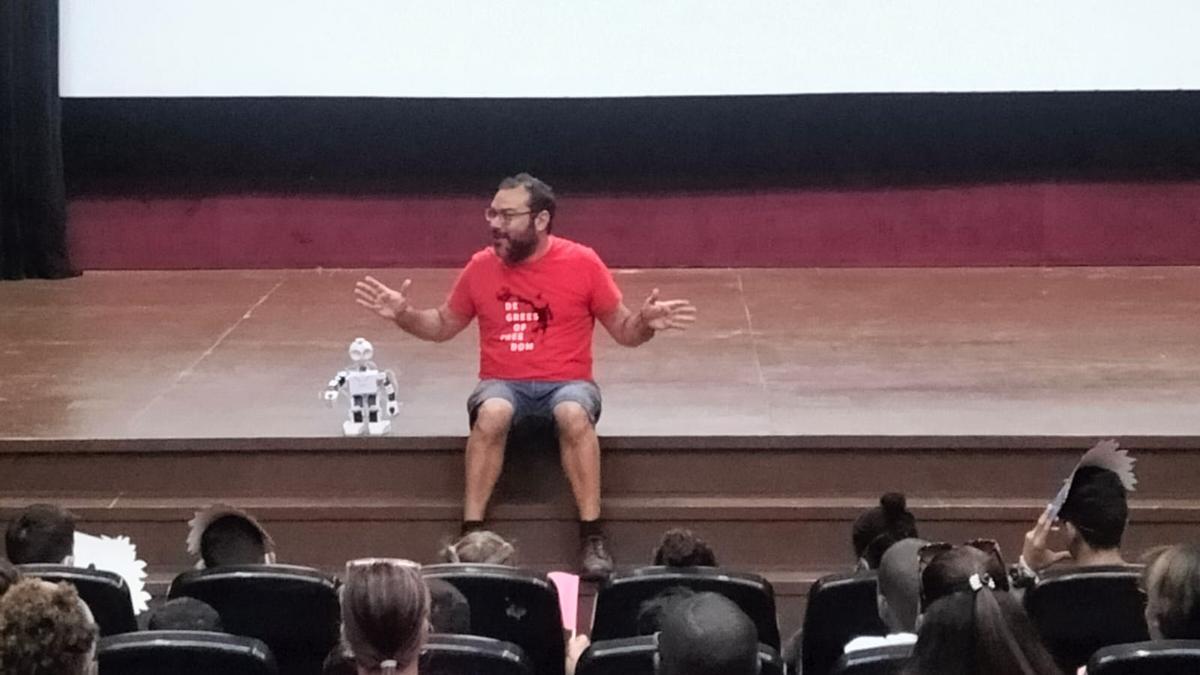 Ricardo Domínguez.