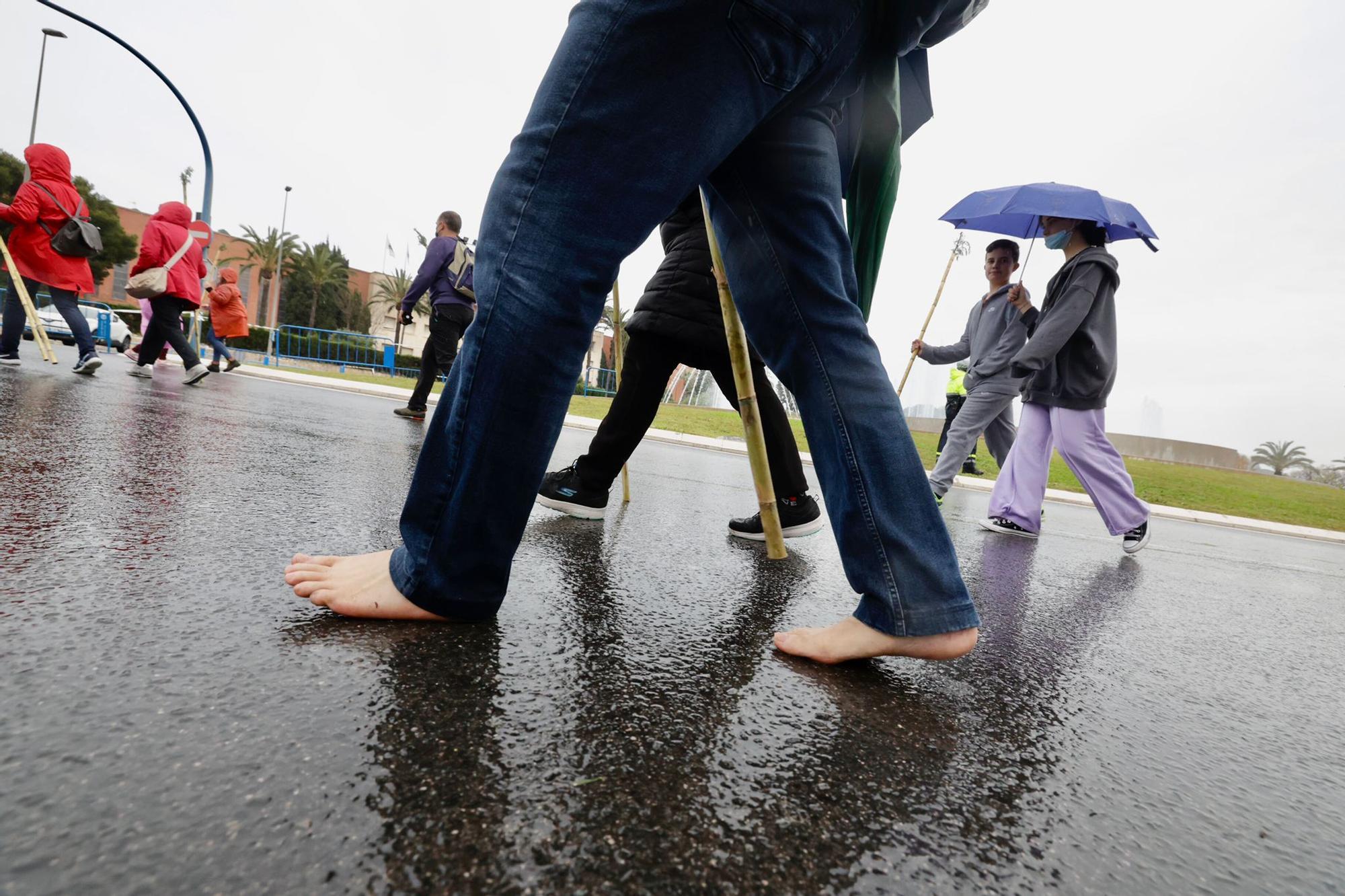 Miles de alicantinos acompañan a la Santa Faz en su peregrinación pese a la lluvia