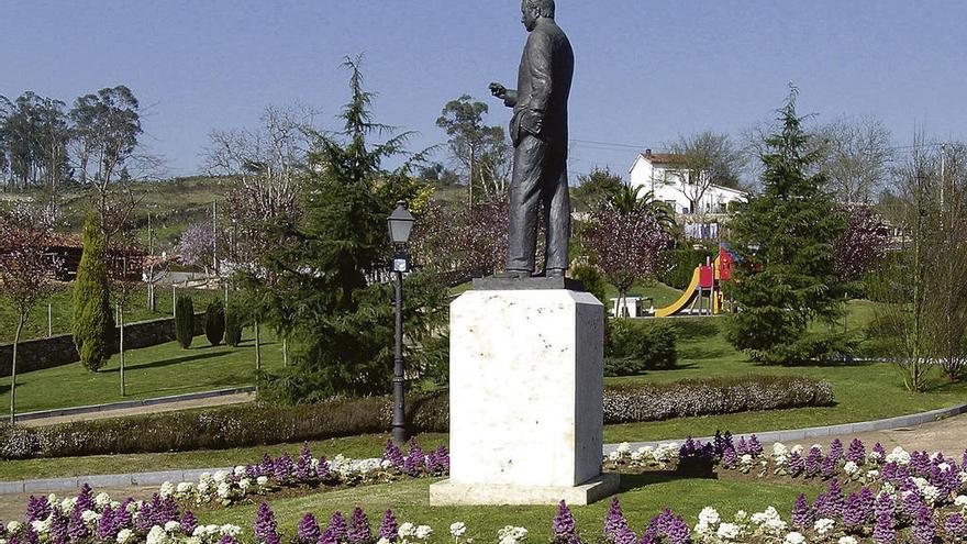Estatua del actor Arturo Fernández, en Priañes.