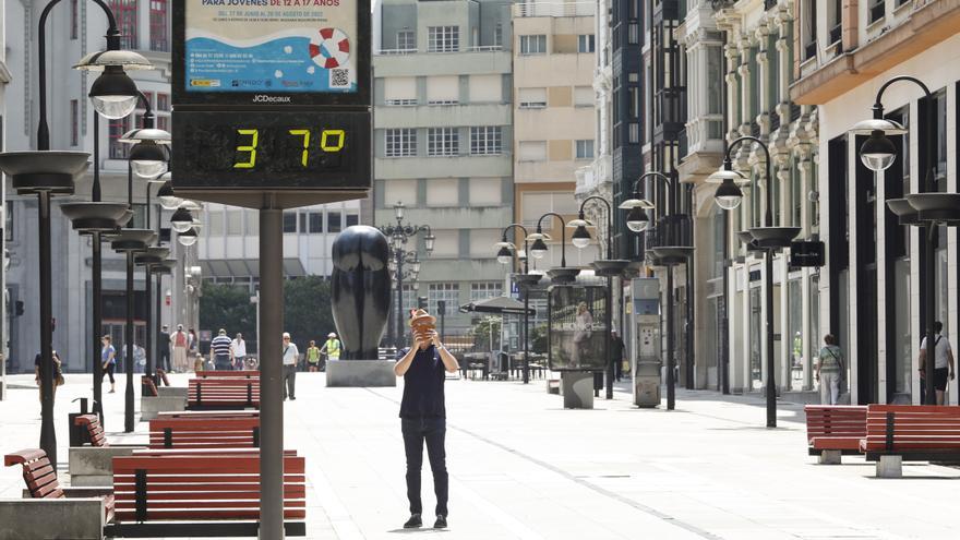 Oviedo &quot;precavido&quot;: no esperan la ola de calor pero compran 60 ventiladores y 3.000 botellas de agua para los colegios electorales