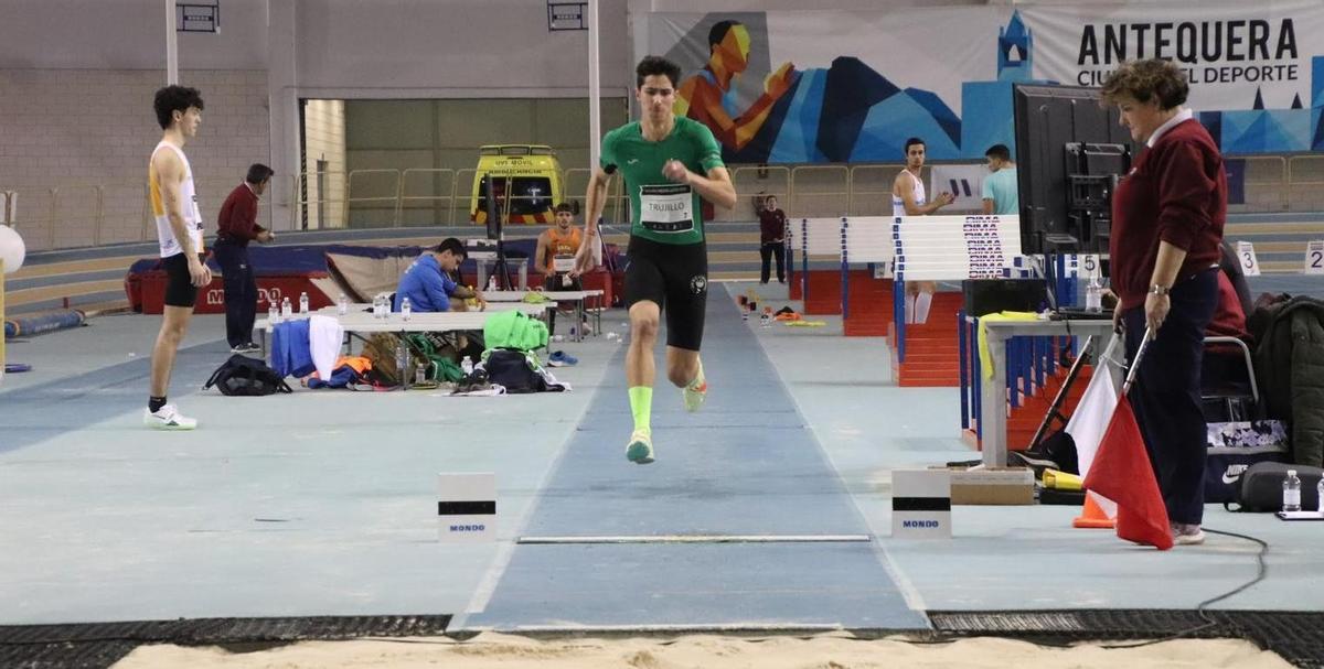Juan Francisco Trujillo intenta un salto.