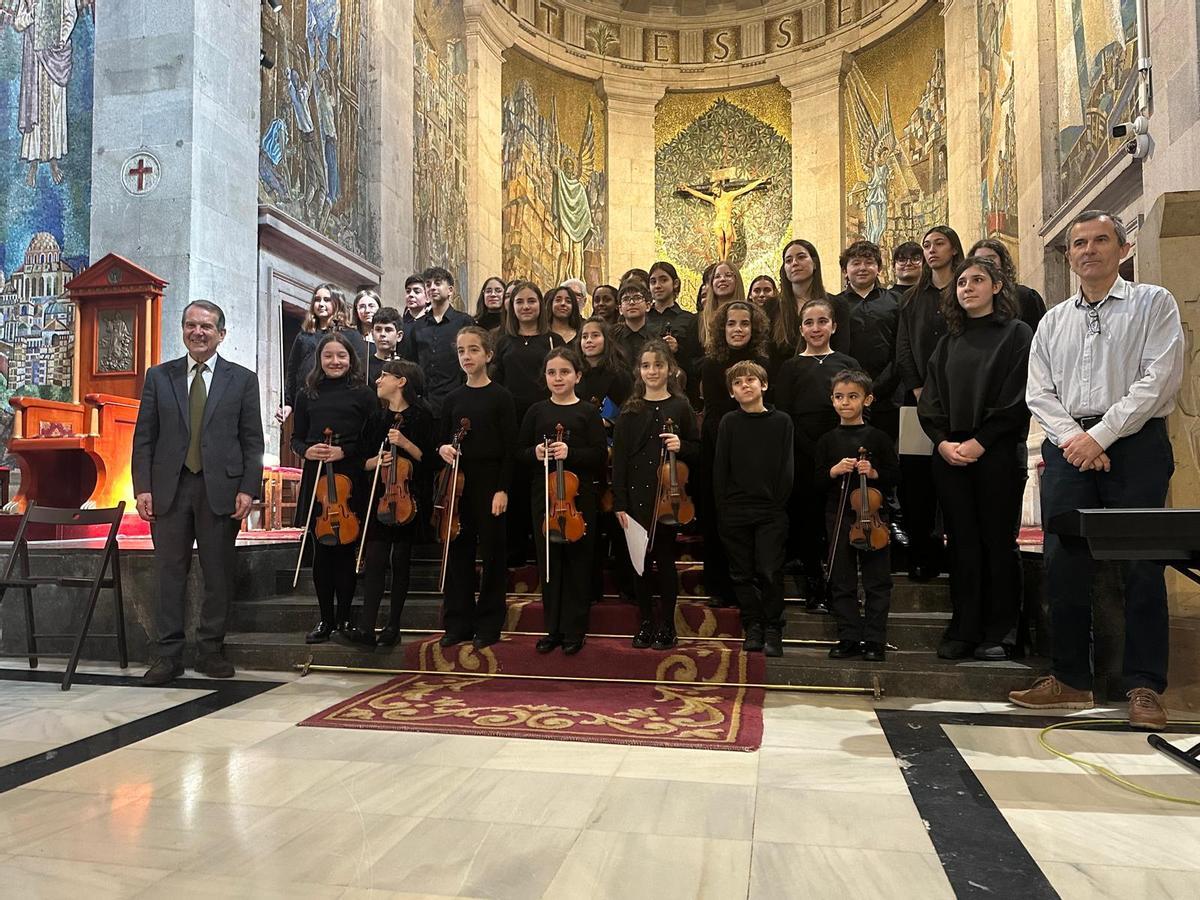 Caballero, con la Orquestra Infantil e Xuvenil Kv2211 en la Colegiata.