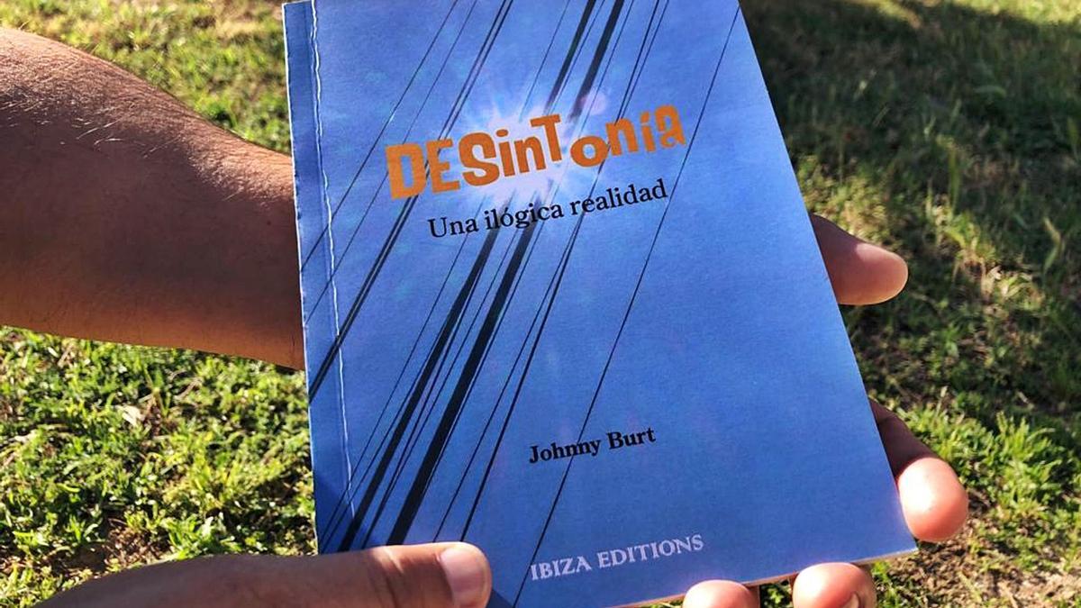 Johnny Burt muestra la portada de su libro, que ha sido publicado por Ibiza Editions. | NOMBRE FEQWIEOTÓGRAFO