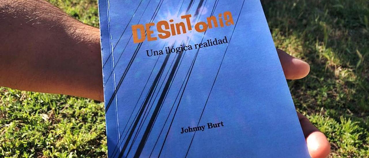 Johnny Burt muestra la portada de su libro, que ha sido publicado por Ibiza Editions. | NOMBRE FEQWIEOTÓGRAFO