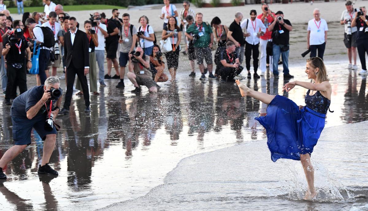 Greta Scarano en Venecia, posando para los fotógrafos.