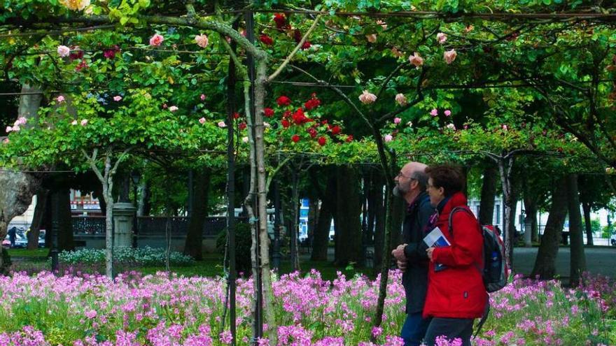 Una pareja paseando por el parque del Muelle, en una imagen de archivo.