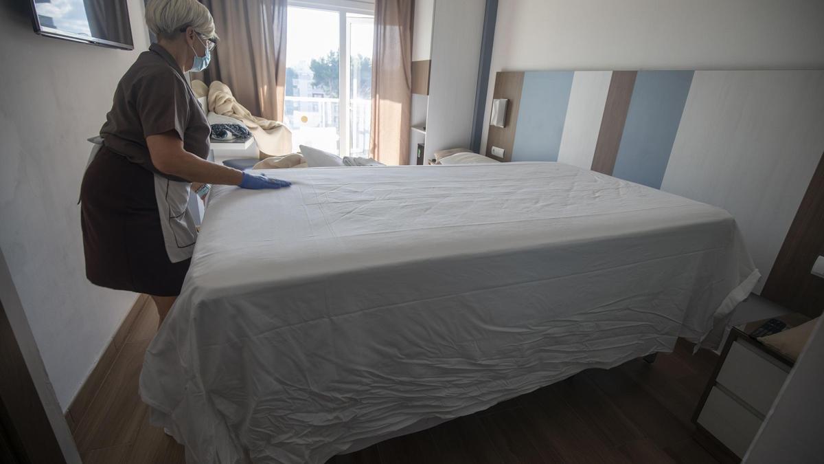 Una camarera de pisos en su turno de trabajo, en un hotel de Palma.