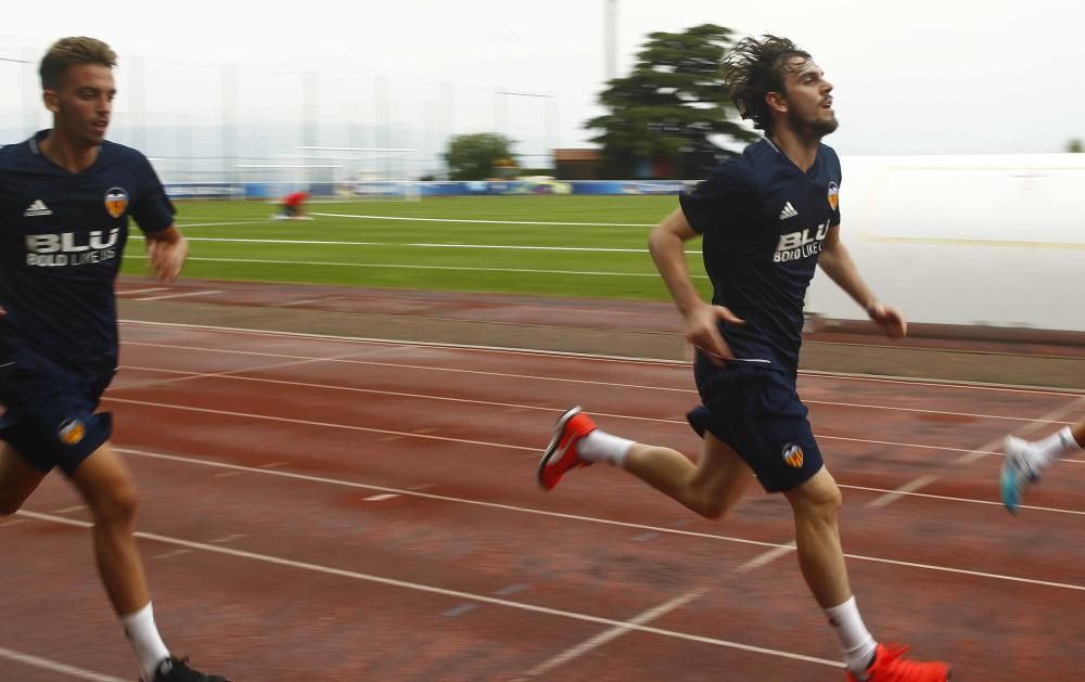 Intenso entrenamiento del Valencia en Évian-les-Bains