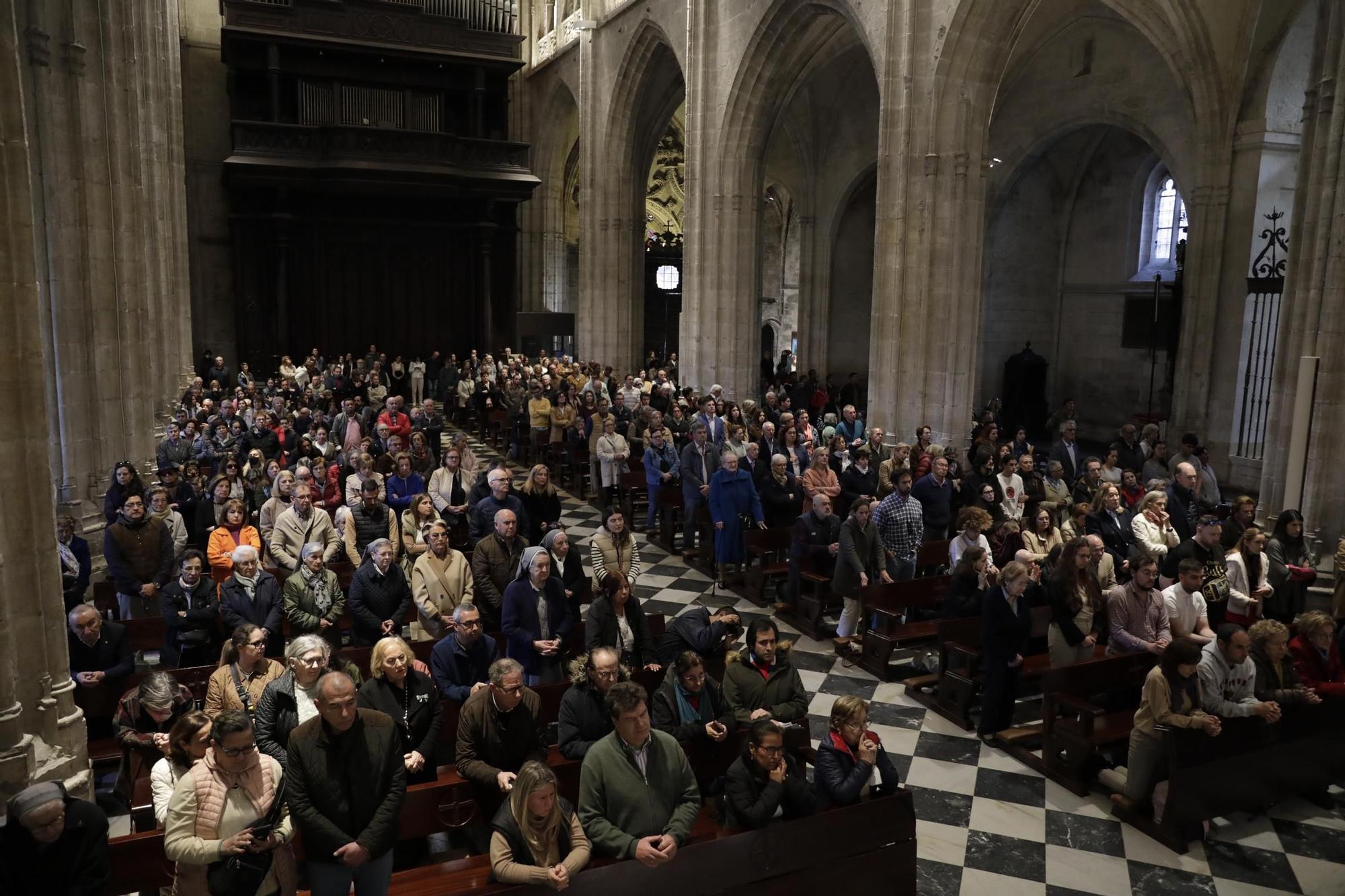 La procesión intergeneracional del Santo Entierro emociona Oviedo