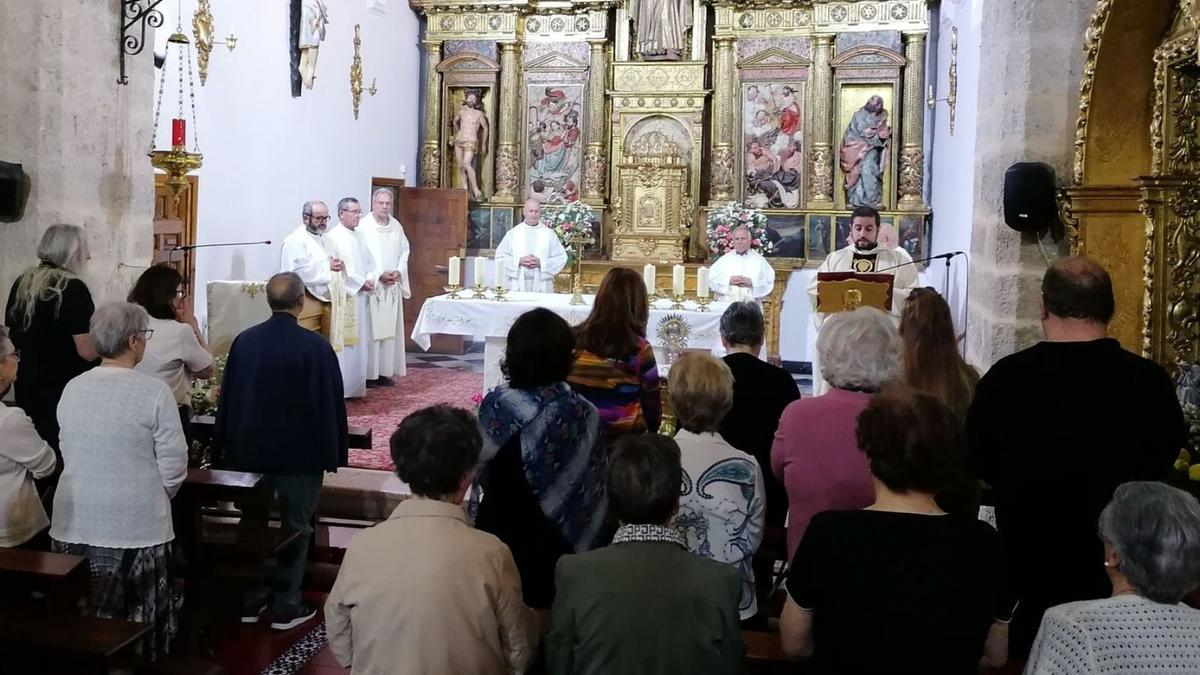 Varios sacerdotes oficial la misa de la fiesta de San Norberto | M. J. C.