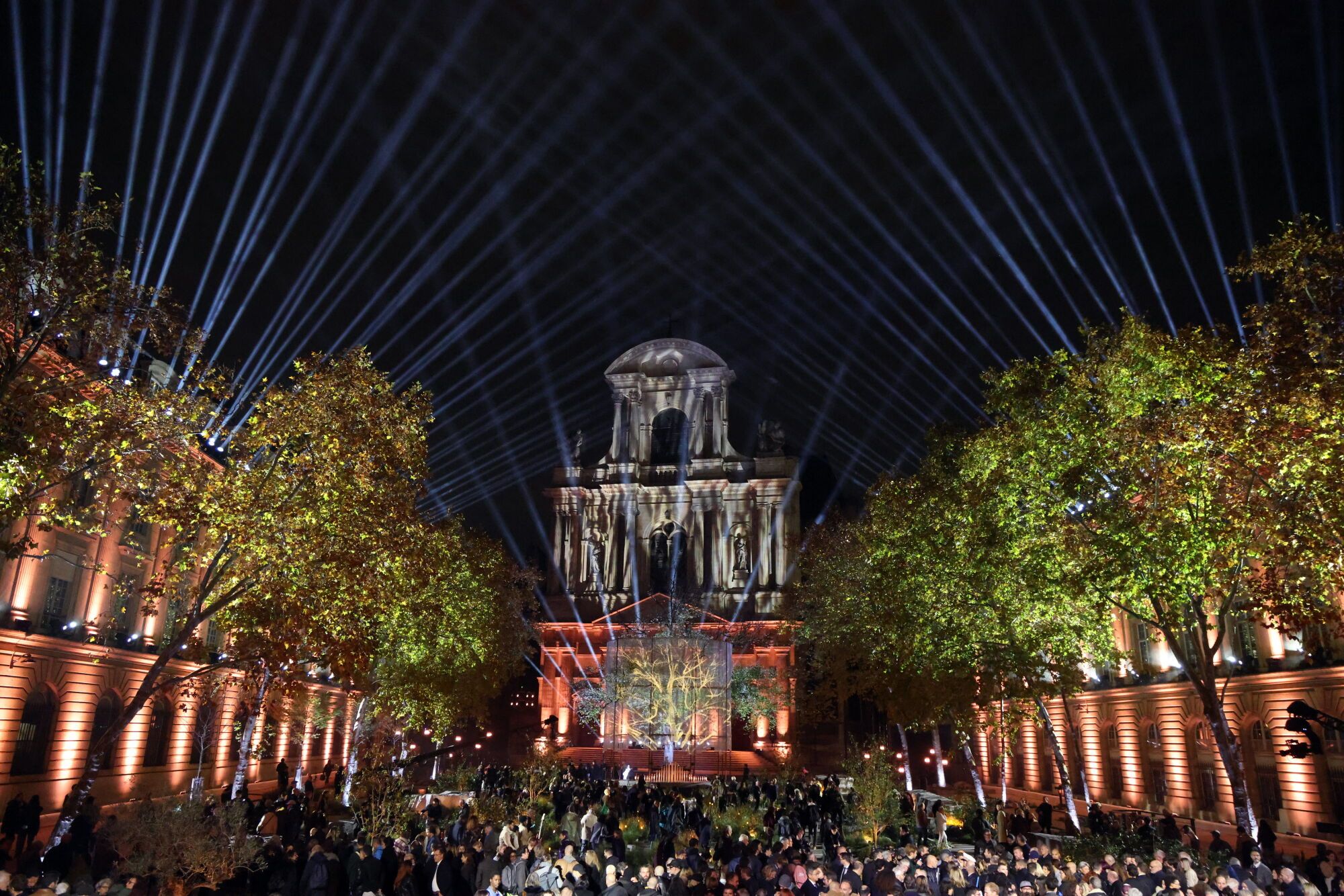 Homenaje a las víctimas de los atentados de Bataclan.