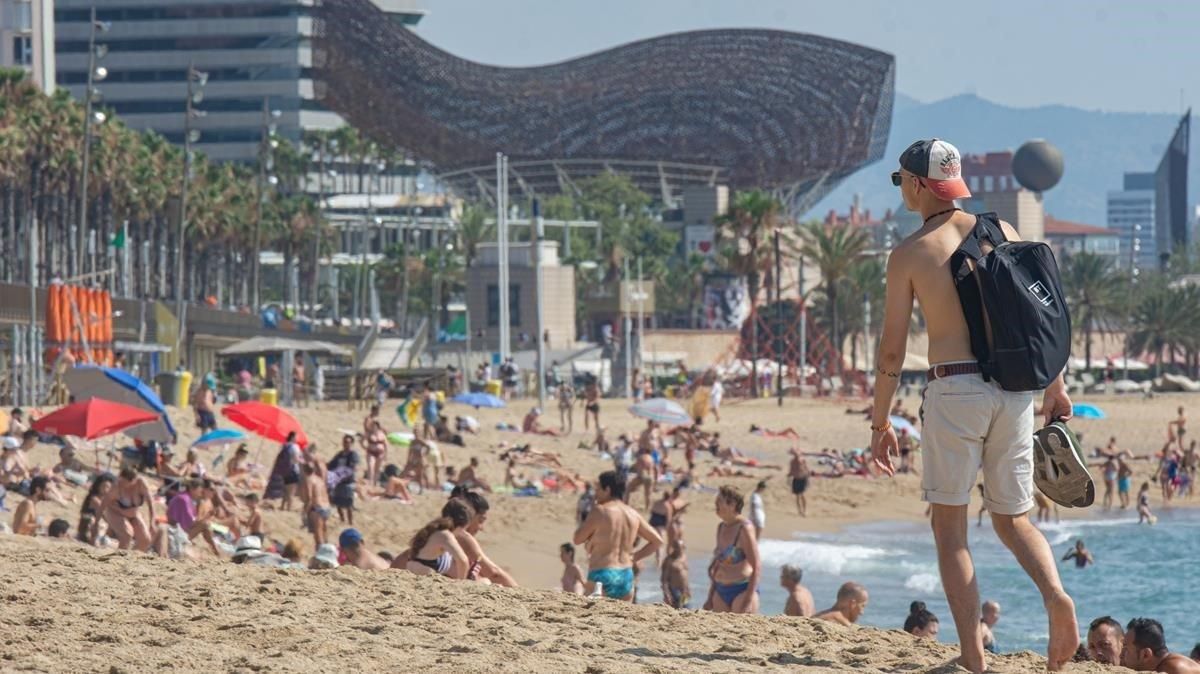 zentauroepp54162158 barcelona 18 07 2020 barcelona  gente en la playa de barcelo200718141443