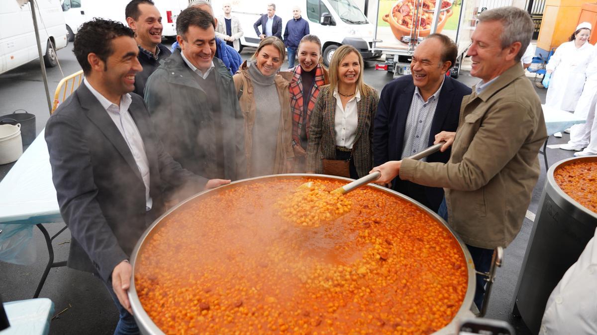 Rueda remueve una de las ollas en las que se prepararon los callos de la comida.