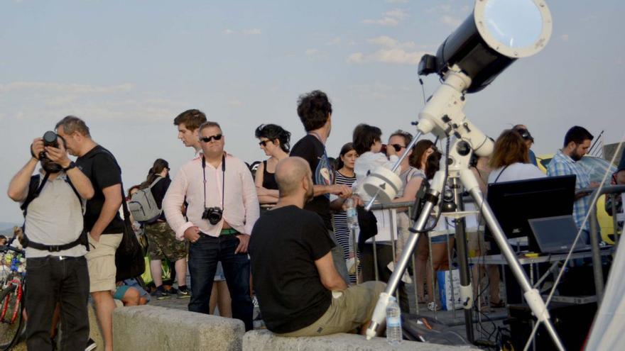 Decenas de personas siguen un eclipse desde A Coruña en 2017.   | // ARCAY / ROLLER AGENCIA