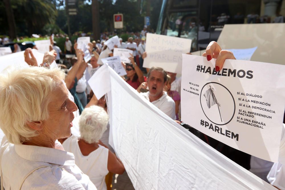 Concentración en Málaga por el diálogo entre el Gobierno y a la Generalitat