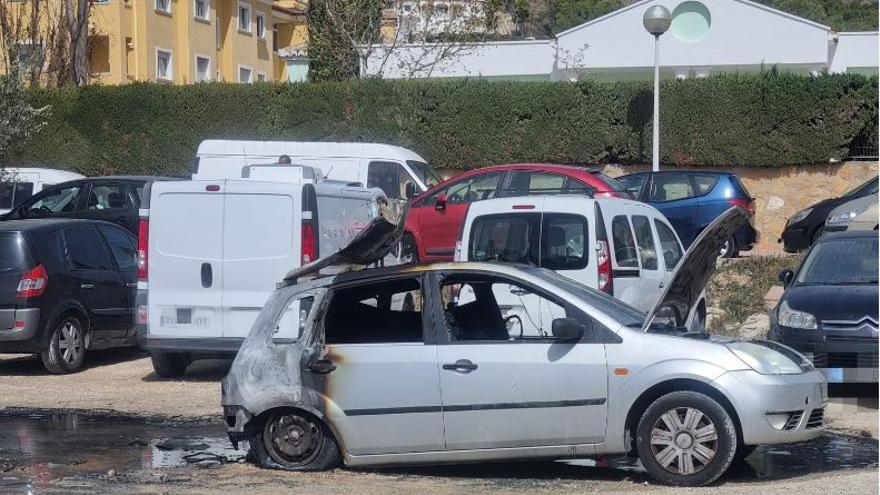 Un incendio calcina un vehículo en Xàbia y afecta a otros cuatro