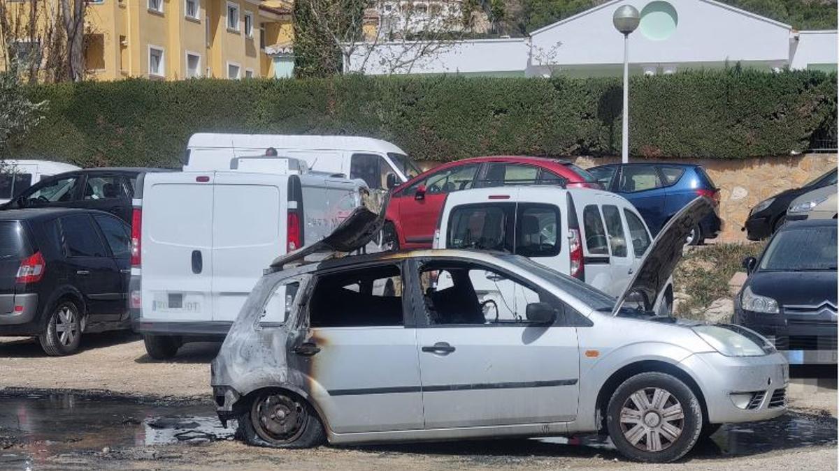 Vehículo incendiado anoche en Xàbia.